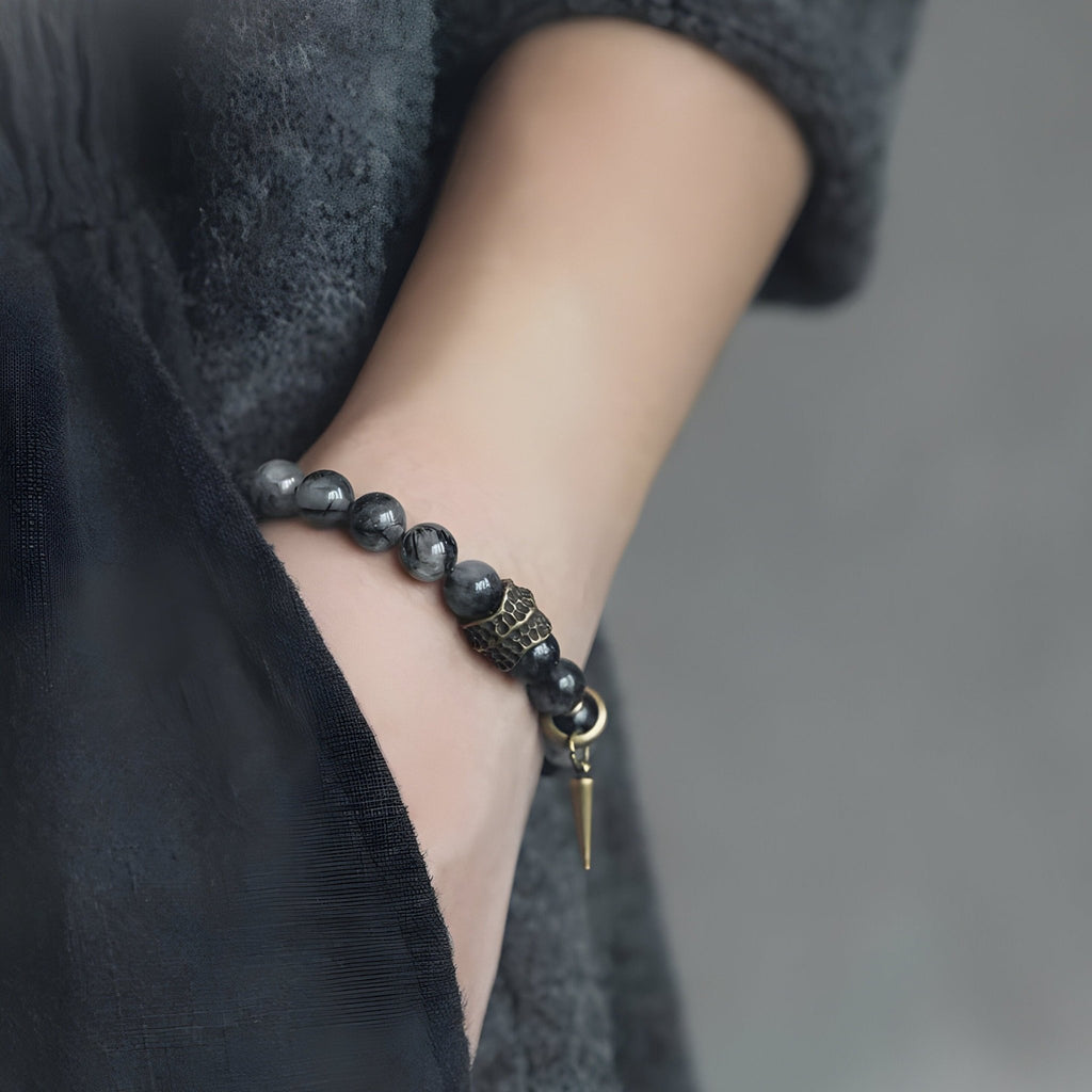 Bracelet mixte en perles de quartz noir et bois d’ébène avec pendentif doré, style élégant et naturel.