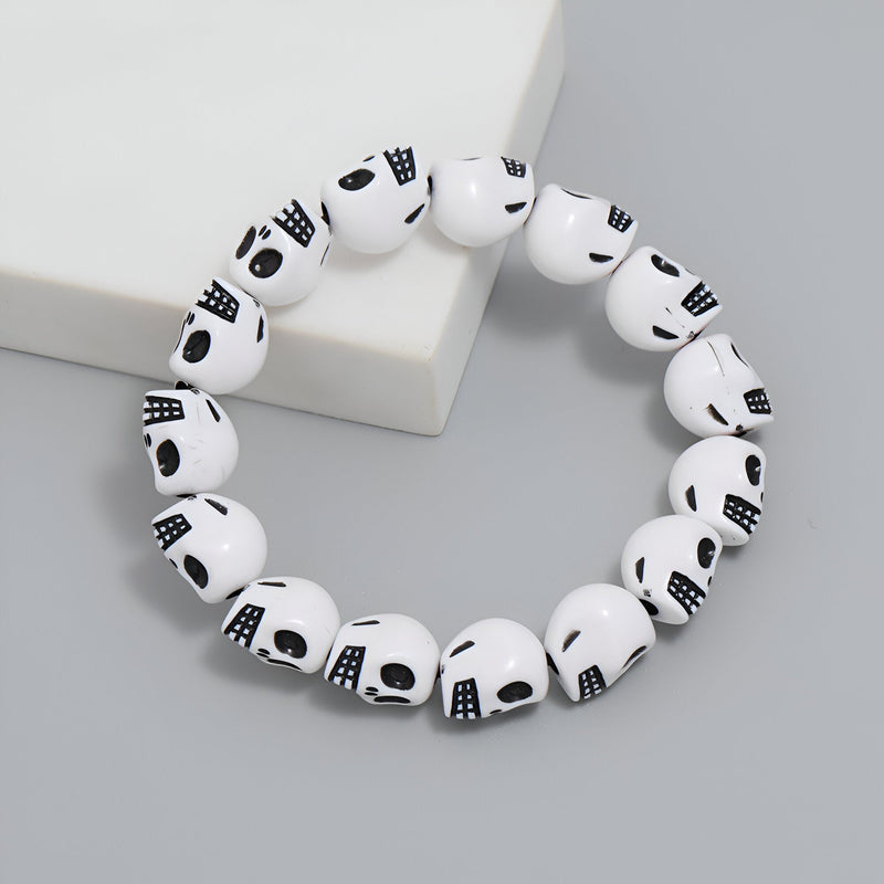 Bracelet homme en résine blanche avec crânes noirs assemblés style Spooky.
