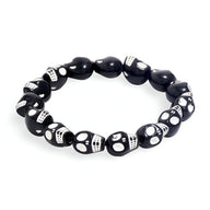 Bracelet noir en résine avec perles crâne assemblées pour homme style Spooky.