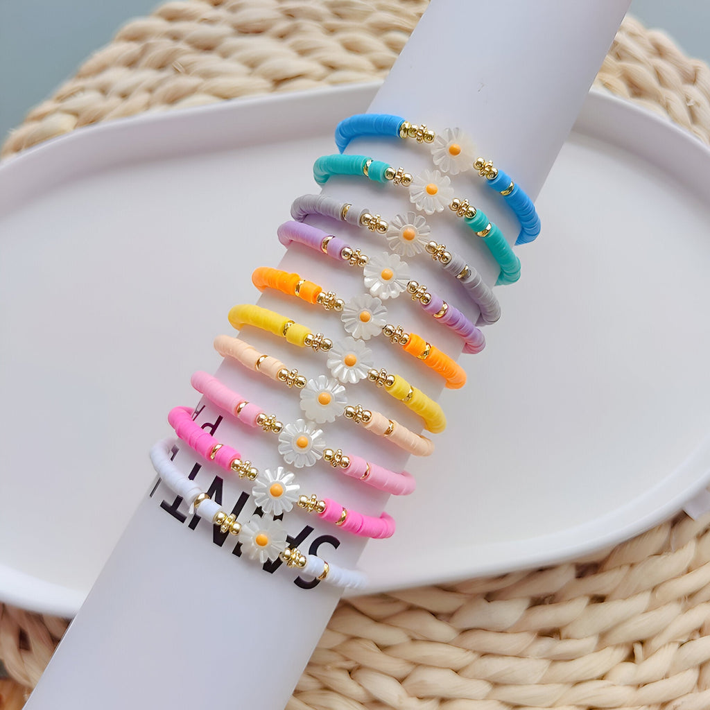 Bracelets en résine multicolores ornés de marguerites blanches et jaunes, style féminin délicat.