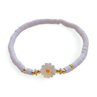 Bracelet blanc en résine avec ornement marguerite centrale et détails dorés.