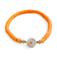 Bracelet en résine orange avec ornement marguerite blanche et détails dorés.