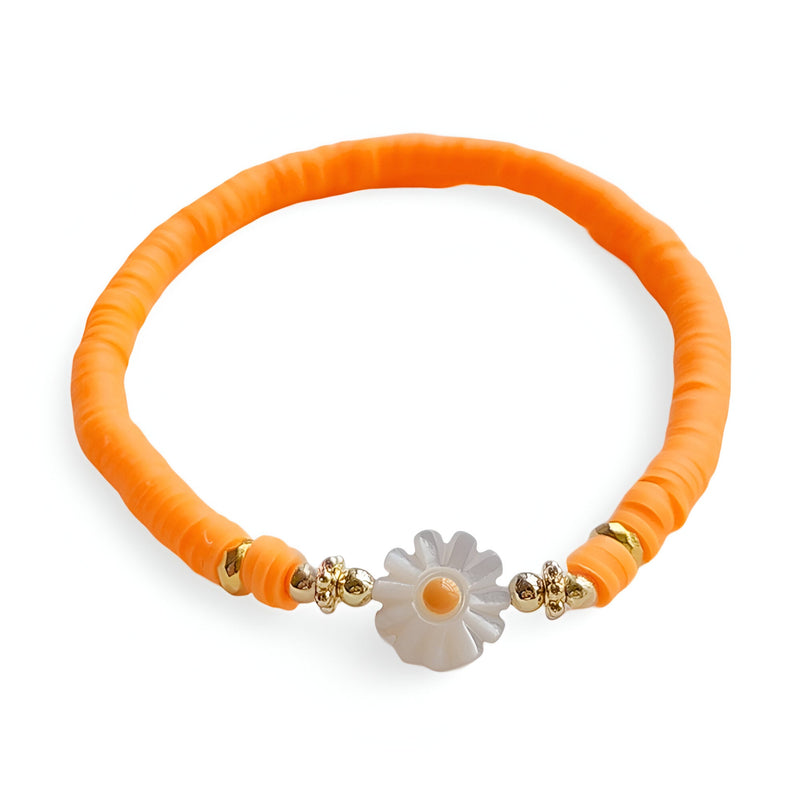 Bracelet en résine orange avec ornement marguerite blanche et détails dorés.
