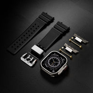 Bracelet silicone noir à détails or technique pour Apple Watch avec accessoires de fixation et boucle métalliques argentées.