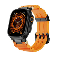Bracelet silicone orange au style technique avec détails noirs et or pour Apple Watch.