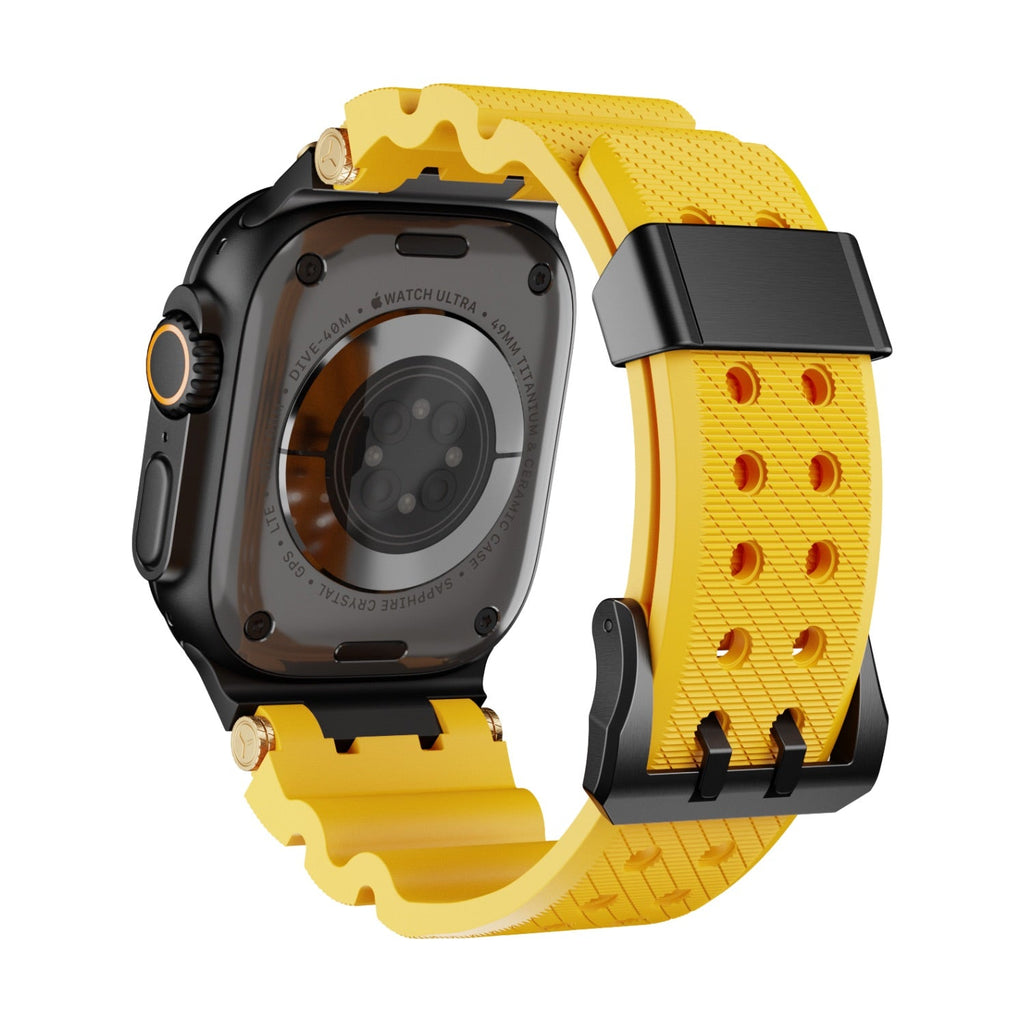 Bracelet Apple Watch en silicone jaune à perforations, détails noirs et bouclerie or, style technique ajustable.