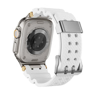 Bracelet Apple Watch en silicone blanc texturé, détails or, boucle argentée ajustable.