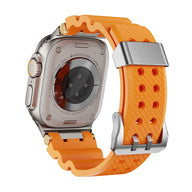 Bracelet ajustable orange en silicone texturé avec détails métalliques argent pour Apple Watch.