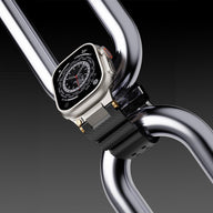 Bracelet Apple Watch noir en silicone avec détails or, aspect technique et ajustable, modèle Wagner.