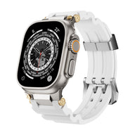 Bracelet silicone blanc avec détails or, ajustable, design technique pour Apple Watch argentée.