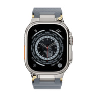 Bracelet en silicone gris à détails or pour Apple Watch, modèle Wagner, ajustable, design technique.