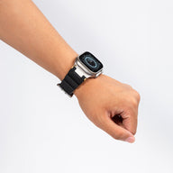 Bracelet silicone noir avec détails or technique pour Apple Watch, ajustable, modèle Wagner.