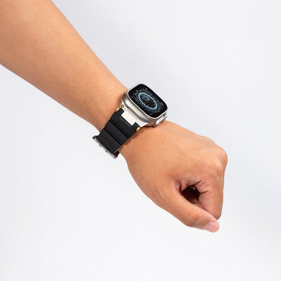 Bracelet silicone noir avec détails or technique pour Apple Watch, ajustable, modèle Wagner.