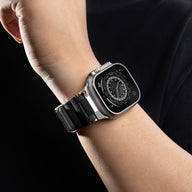 Bracelet silicone noir à détails dorés, style technique, pour Apple Watch, modèle Wagner, ajustable.