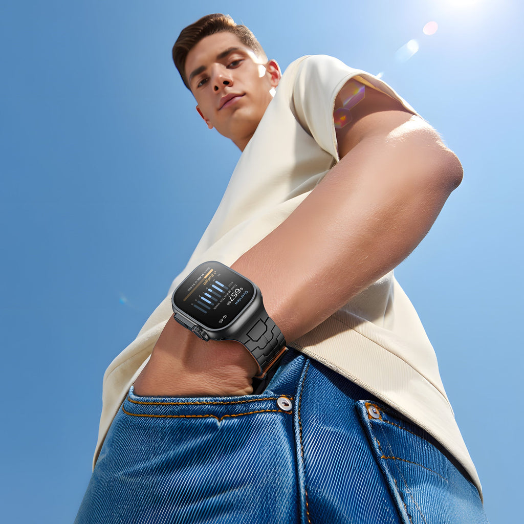 Bracelet en silicone noir à l'aspect technique, ajustable, porté sur Apple Watch, style moderne et sportif.