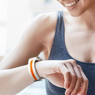 Bracelet silicone blanc avec bande orange, style technique, ajustable pour Apple Watch.