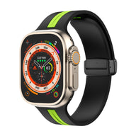 Bracelet silicone noir avec bande verte, design technique ajustable pour Apple Watch.