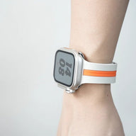 Bracelet silicone blanc avec bande orange, aspect technique, pour Apple Watch carré.