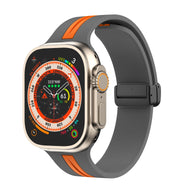 Bracelet silicone noir et orange à l'aspect technique, ajustable pour Apple Watch, modèle Kilère.