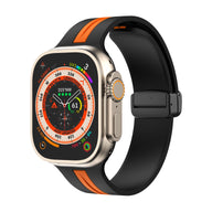 Bracelet silicone noir avec bandes orange, design technique, pour Apple Watch ajustable.