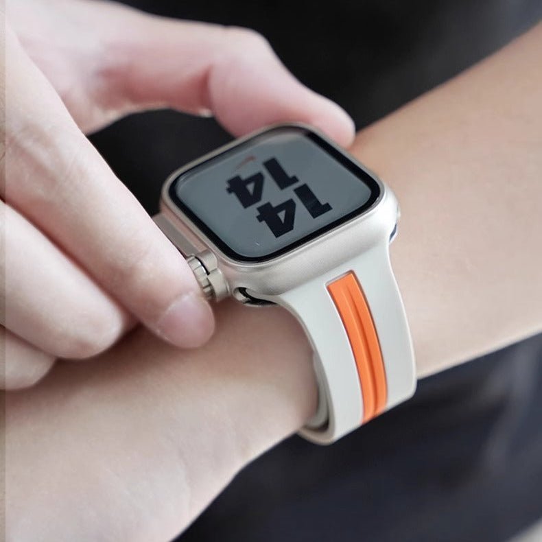 Bracelet silicone blanc avec bande orange, style technique, pour Apple Watch ajustable.