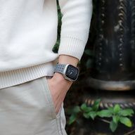 Bracelet silicone gris et orange sport ajustable pour Apple Watch, résistant à l'eau, perforé.