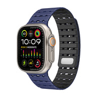 Bracelet silicone bleu et noir perforé, ajustable pour Apple Watch, style sportif et résistant à l'eau.