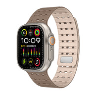 Bracelet en silicone beige ajustable au style sportif pour Apple Watch, perforations et boucle métallique.