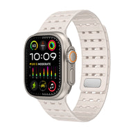 Bracelet silicone beige sport ajustable pour Apple Watch, perforé et résistant à l'eau.