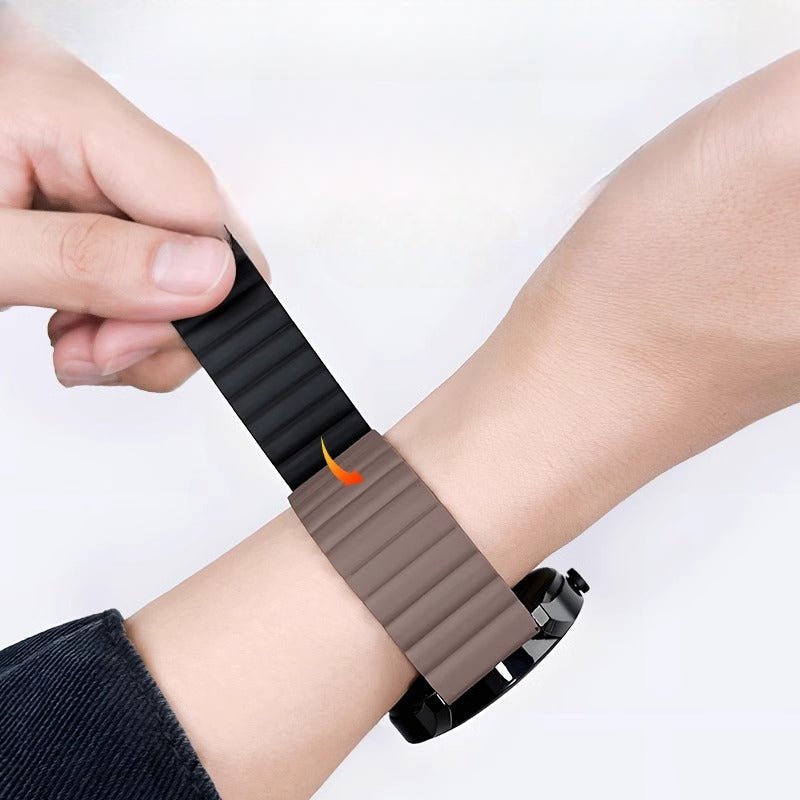 Bracelet en silicone marron à fermoir magnétique noir, style côtelé pour montre Huawei Watch sur poignet masculin.
