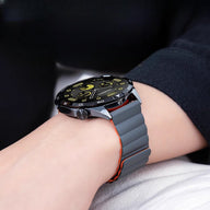 Bracelet silicone gris avec intérieur orange et fermoir magnétique pour montre connectée Huawei Watch Visco.