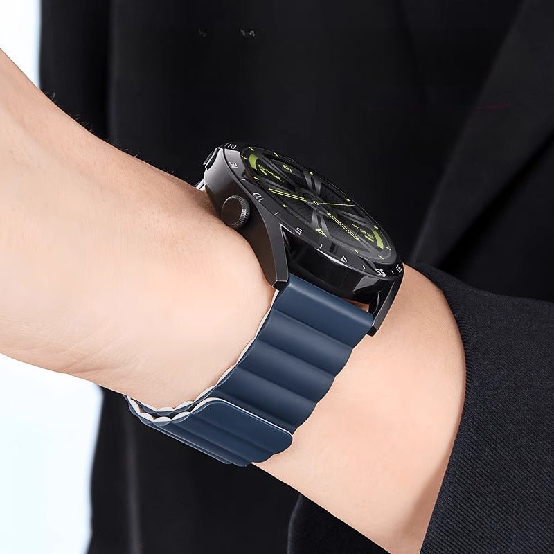 Bracelet en silicone bleu marine avec fermoir magnétique pour montre Huawei Watch Visco, porté au poignet.