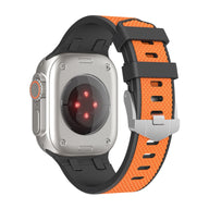 Bracelet Apple Watch en silicone noir et orange, ajustable, boucle argentée, design sport robuste.