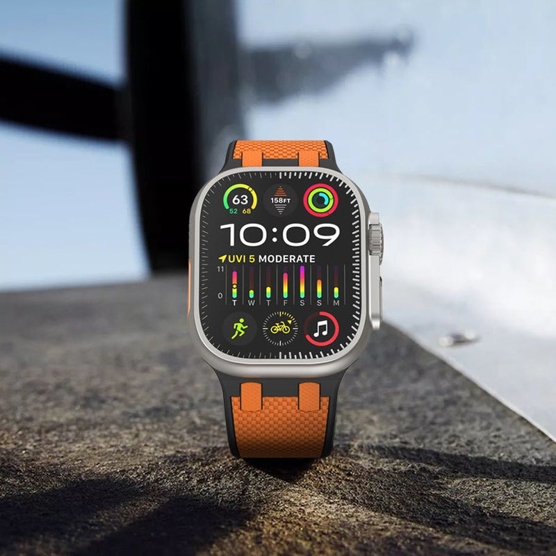 Bracelet Apple Watch en silicone noir et orange, ajustable, style sport, résistant à l'eau.