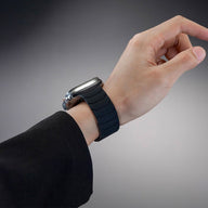 Bracelet en silicone noir magnétique pour Apple Watch, design ajustable et resistant.