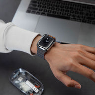 Bracelet en silicone magnétique noir pour Apple Watch, ajustable, modèle pro sur poignet homme.