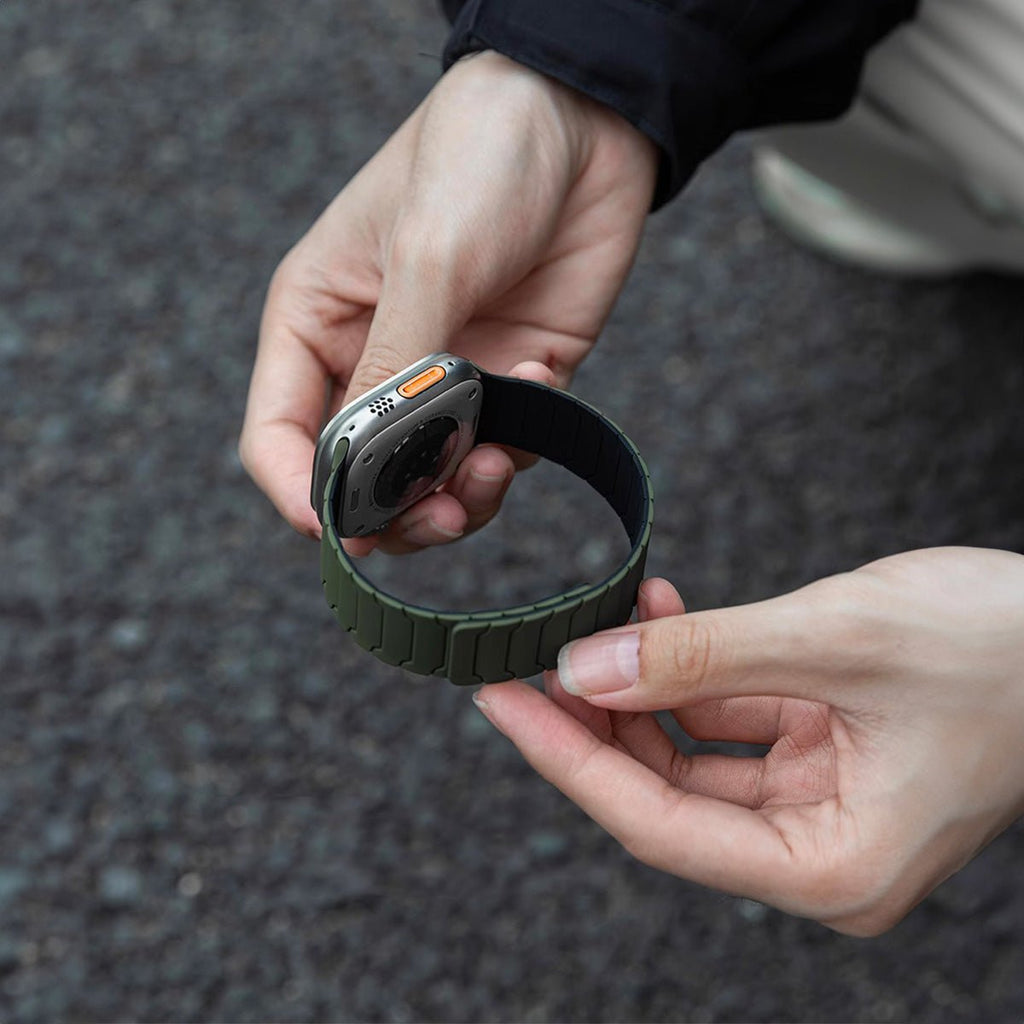 Bracelet silicone magnétique noir et orange, ajustable, pour Apple Watch, style sportif et résistant.