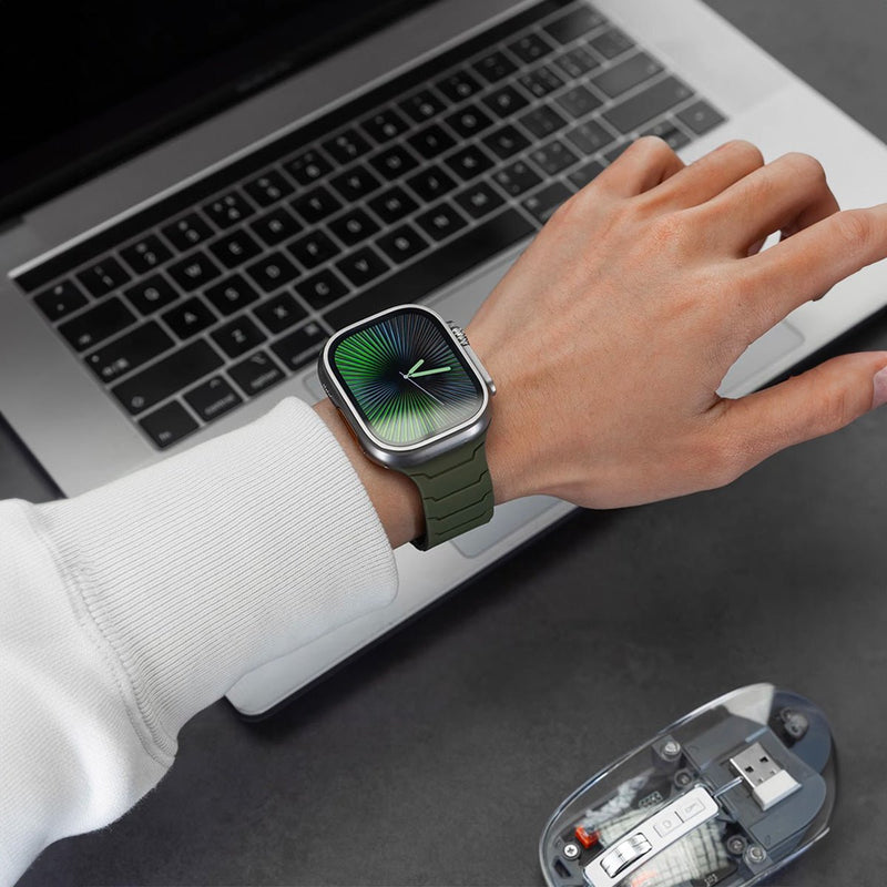 Bracelet en silicone magnétique vert kaki pour Apple Watch avec cadran carré argenté.