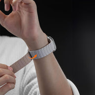 Bracelet en silicone gris clair ajustable avec fermeture magnétique pour Apple Watch.