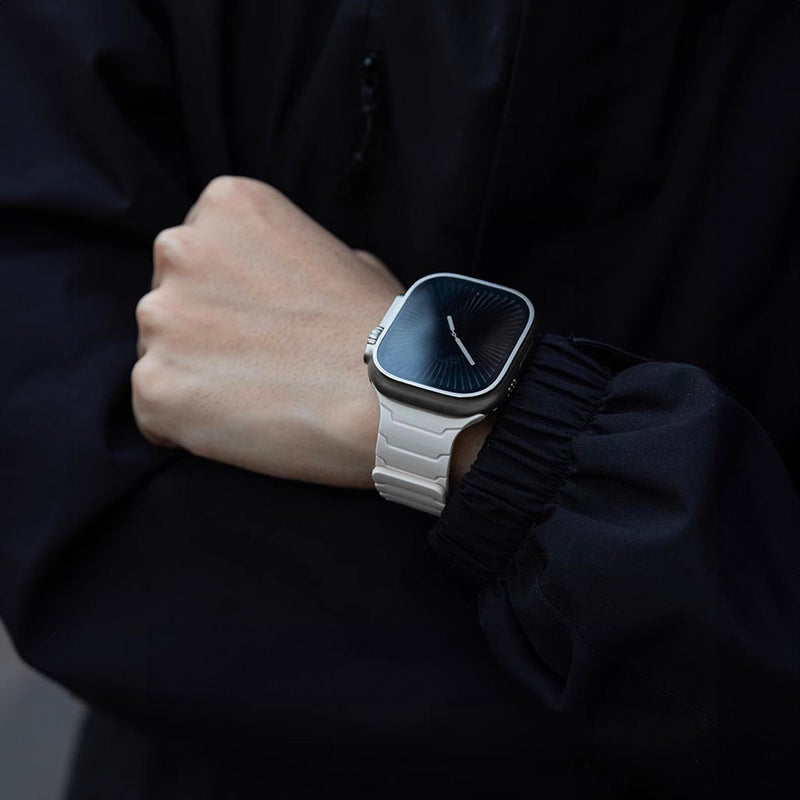 Bracelet en silicone blanc cassé ajustable pour Apple Watch avec design pro et fermoir magnétique.