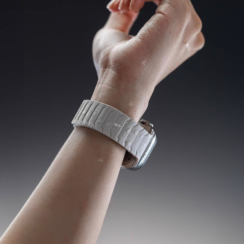 Bracelet en silicone blanc cassé texturé, ajustable, pour Apple Watch Pro, design moderne.