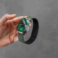 Bracelet en silicone magnétique vert kaki ajustable avec doublure noire pour Apple Watch.