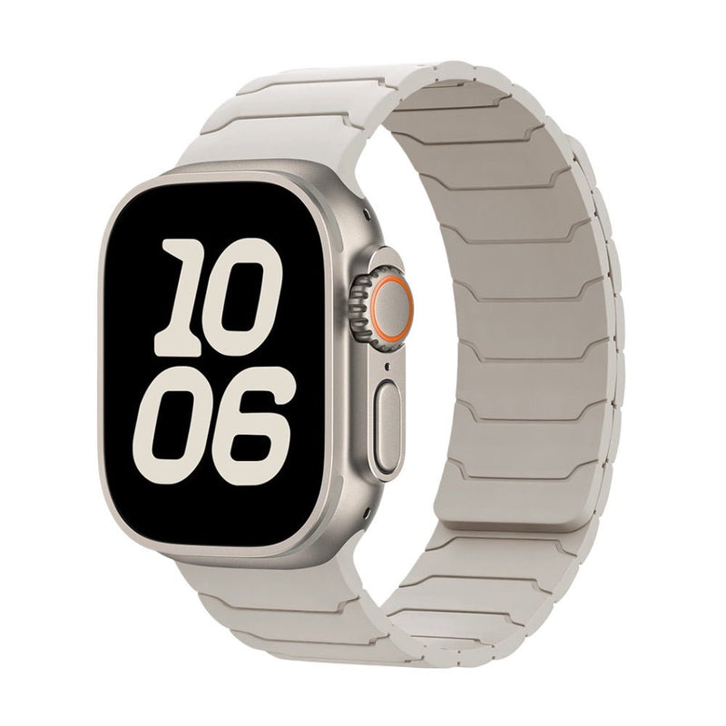 Bracelet magnétique silicone blanc cassé ajustable pour Apple Watch avec maillons lisses.