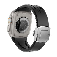 Bracelet en silicone noir résistant pour Apple Watch avec fermeture papillon argentée ajustable.