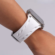 Bracelet en silicone blanc avec motifs ajourés, fermeture papillon argentée pour Apple Watch.