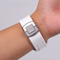 Bracelet Apple Watch en silicone blanc avec fermeture papillon métallique argentée, ajustable.