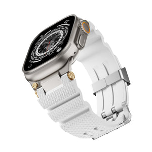 Bracelet silicone blanc avec double ardillon argenté et détails dorés pour Apple Watch.