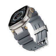 Bracelet en silicone gris avec boucle double ardillon argentée pour Apple Watch.