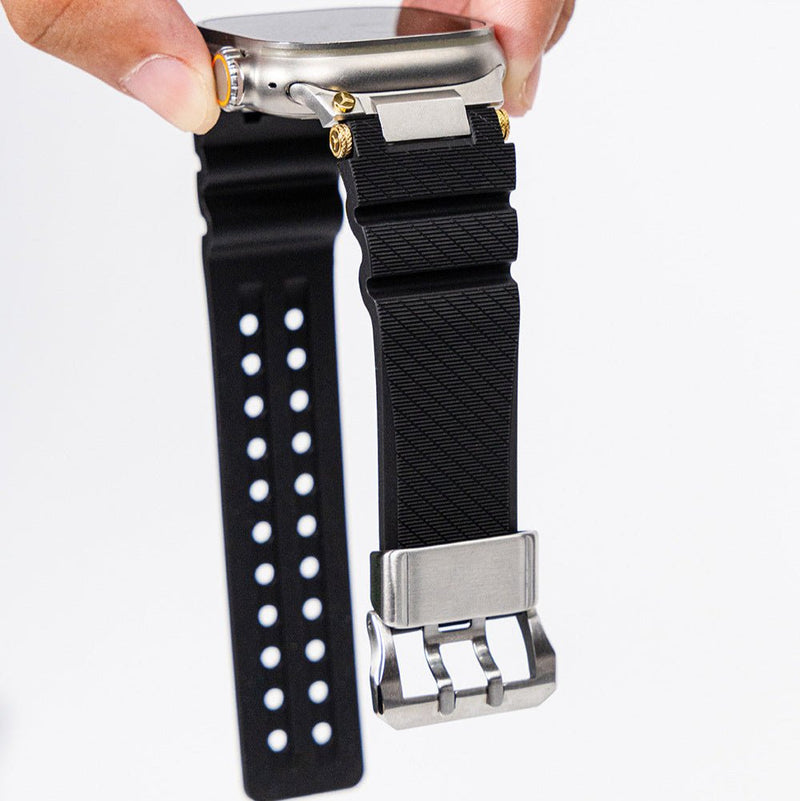 Bracelet en silicone noir texturé pour Apple Watch avec double ardillon argenté ajustable.