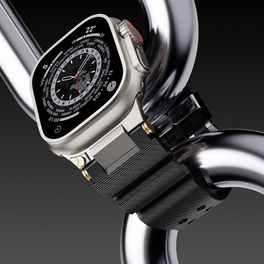 Bracelet en silicone noir texturé pour Apple Watch avec double ardillon argenté et ajustable.